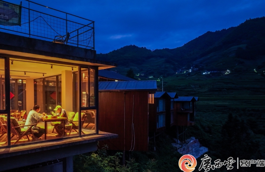 遊客在馬海村的民宿用餐。