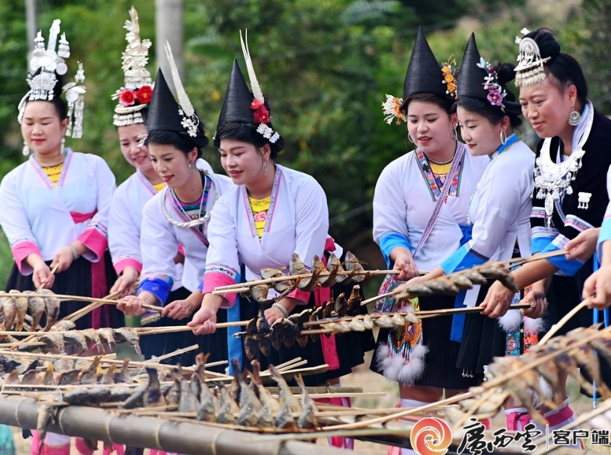 各民族同胞烤肉禾花鯉魚。
