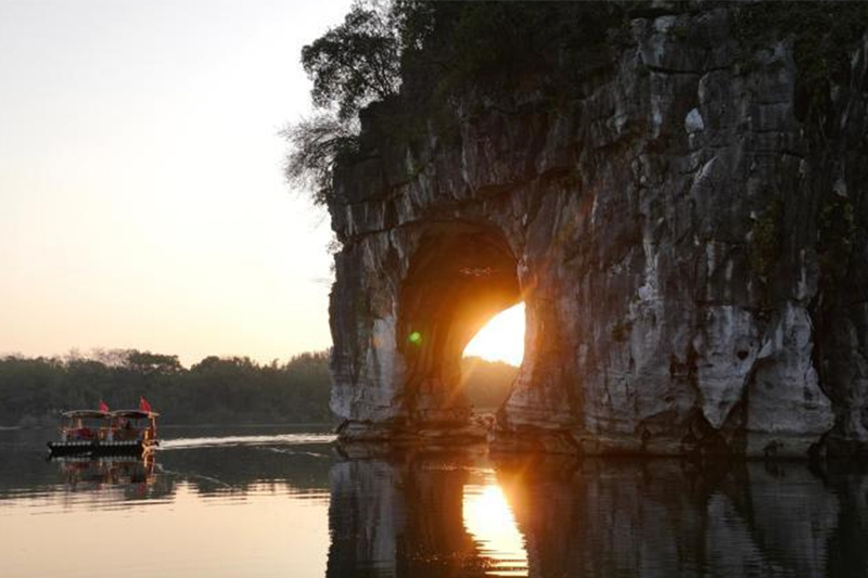 桂林象鼻山再現「貓眼」奇觀