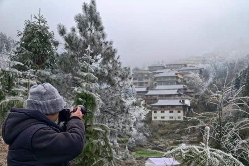 寒流為廣西山區換上雪景民眾組團打卡