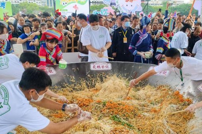 影片｜首屆「粉紅超」開幕民眾分享超大碗桂林米粉