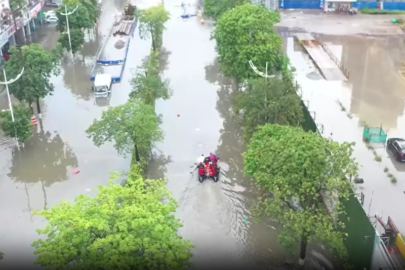 影片｜廣西欽州市突降暴雨武警兵緊急救援
