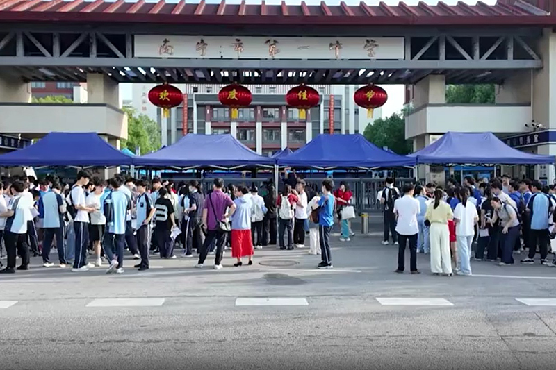 影片｜交警助力殘障學子「無障礙」進場考試