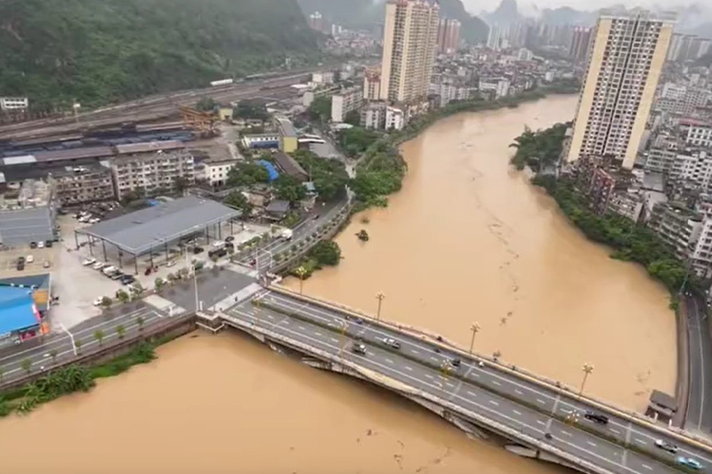 影片｜河池遭雨水侵襲當地醫院緊急移轉受困人員