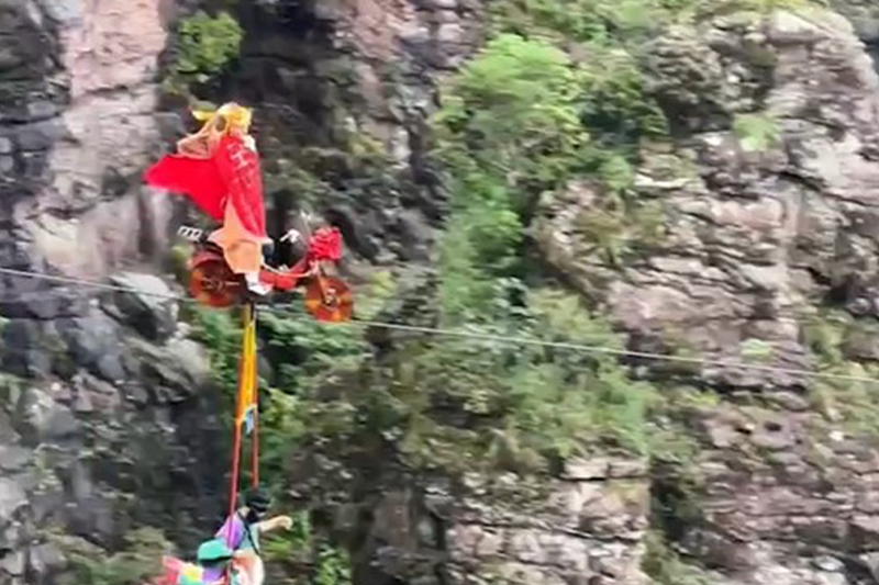 影片｜《西遊記》師徒四人「下凡打工」 在廣西北帝山千米懸崖走鋼絲