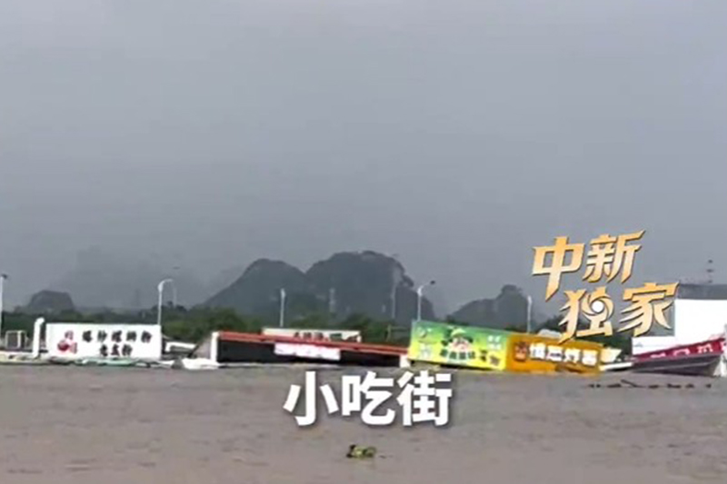 影片｜教育園區澇救援一線：小吃街已被積水淹沒