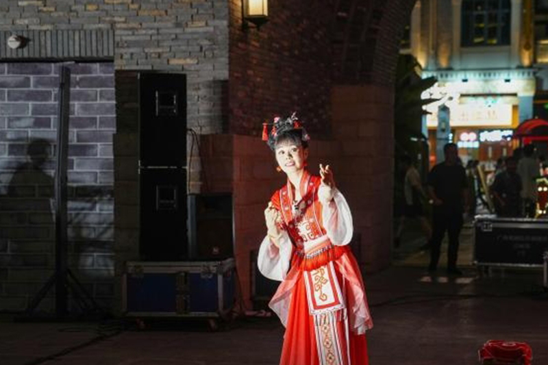 美食街夏夜「有好戲」 鐘鼓樓裡戲韻悠揚