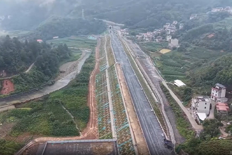 影片｜貴州黃桶至廣西百色鐵路全線首座長大隧道安全貫通