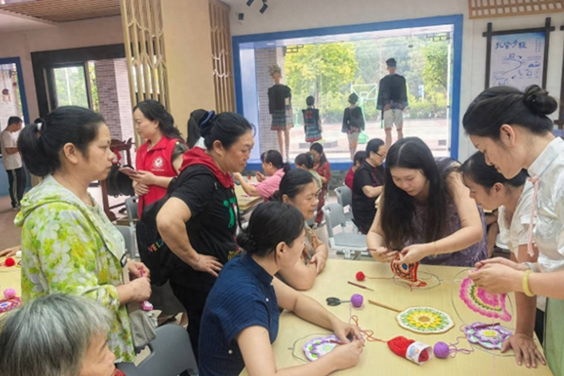 月餅香團扇美鄉情濃 河池台胞台屬共赴中秋